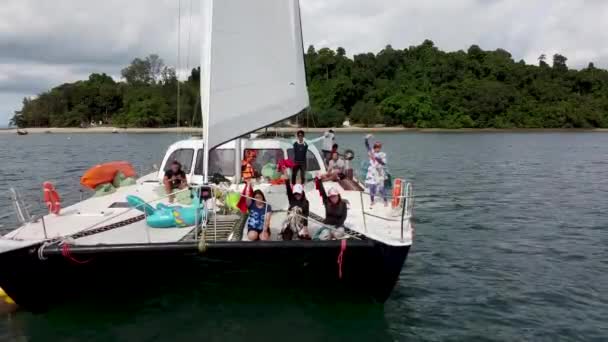 Passeggeri Del Catamarano Vela Salutano Felicemente Macchina Fotografica — Video Stock