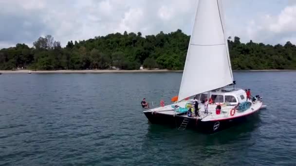 Yelkenli Katamaran Tropik Bir Adanın Yakınında Demirli Insansız Hava Aracı — Stok video