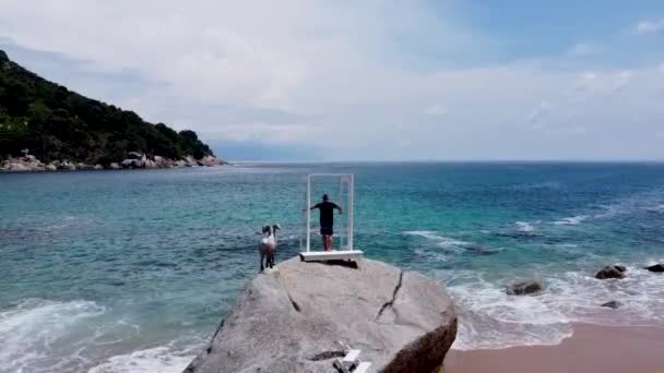 Cara Fica Cima Uma Pedra Abre Janelas Com Vista Para — Vídeo de Stock