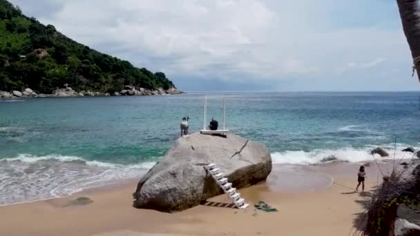 Hombre Sienta Una Pose Triste Una Gran Piedra Junto Mar — Vídeos de Stock