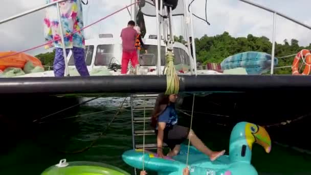 Taylandlı Kızlar Yelkenli Bir Katamaran Üzerinde Yürürken Şişme Yataklarda Yüzerler — Stok video