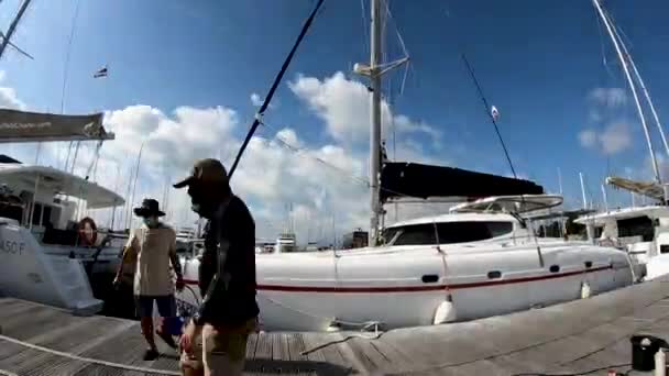 プーケット 2020年6月25日 ヨット会社の船員とスタッフドック内のセーリングカタマランの清掃と研磨 タイムラプスビデオ — ストック動画