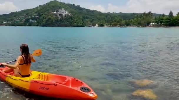 Chica Traje Baño Remando Kayak Mar Los Trópicos — Vídeos de Stock