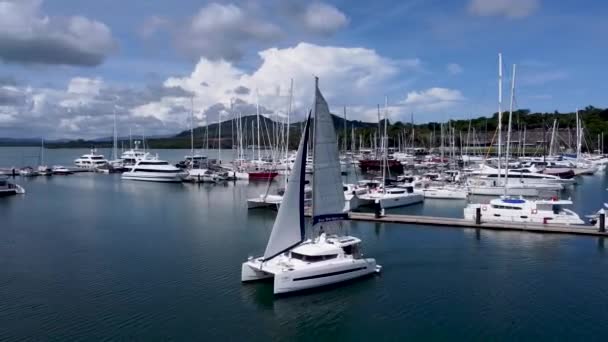 Catamaran Voile Avec Voiles Ouvertes Tourne Autour Marina Yacht — Video