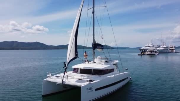 Sailor Captain Sailing Catamaran Fold Genoa Head Sail — Stockvideo