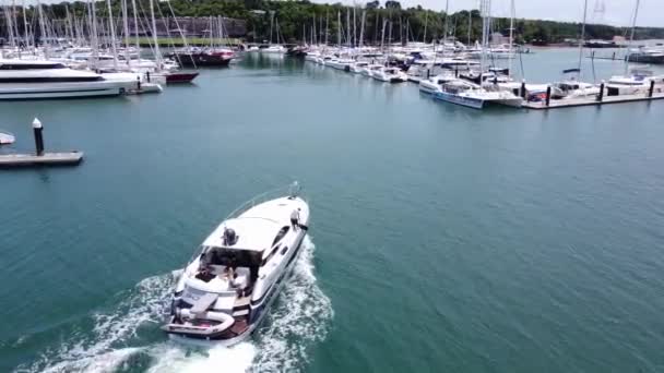 Das Motorboot Fährt Mit Niedriger Geschwindigkeit Den Yachthafen Ein Blick — Stockvideo