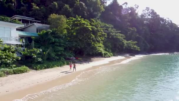 Ένα Ζευγάρι Που Περπατά Κατά Μήκος Της Παραλίας Ενός Τροπικού — Αρχείο Βίντεο