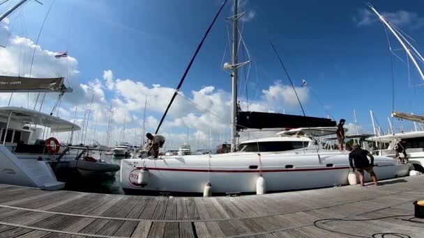 Phuket Thailand June 2019 Sailor Dock Helps Moor Sailing Catamaran — Stock Video
