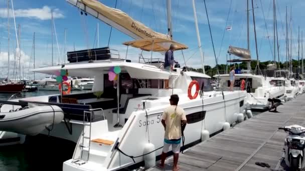 Phuket Thailand September 2020 Dock Crew Helping Moor Sailing Catamaran — Stock Video