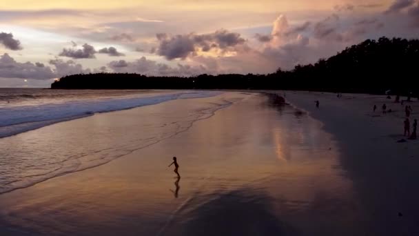 Дівчинка Біжить Морські Хвилі Заході Сонця Ввечері Небо Відбивається Хвилях — стокове відео