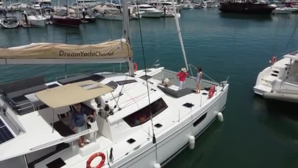 Segel Katamaran Legt Von Der Seebrücke Die Menschen Bord Winken — Stockvideo