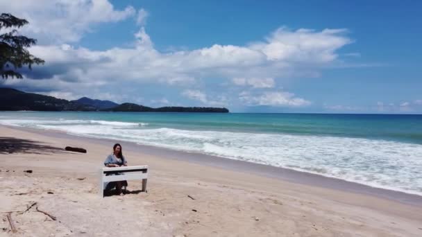 Vrouw Het Strand Doet Alsof Piano Speelt — Stockvideo