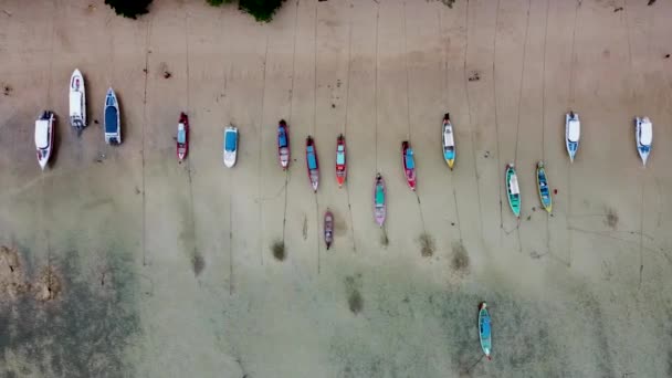 Łodzie Motorowe Longtails Stoją Piasku Podczas Odpływu Phuket Oglądane Góry — Wideo stockowe
