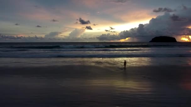 Тропічний Пляж Заході Сонця Місцеве Сонце Відбивається Хвилями Люди Ходять — стокове відео