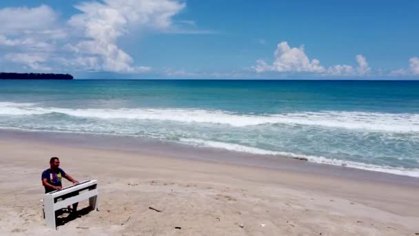 Хлопець Пляжі Робить Вигляд Грає Піаніно — стокове відео