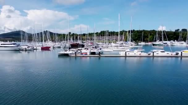 热带游艇码头 游艇和双桅帆船码头的缓慢起飞 — 图库视频影像