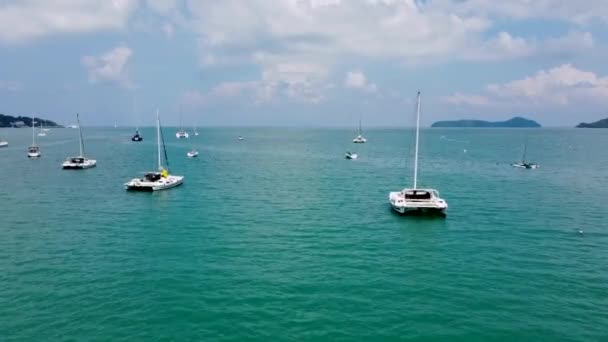 Sailboats Mooring Bay Tropical Island Day Good Weather — Stockvideo