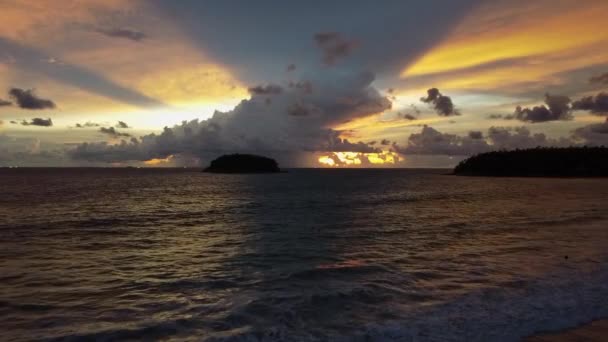 Встановлення Сонячних Променів Пробиває Хмари Над Морем Вид Дрона — стокове відео