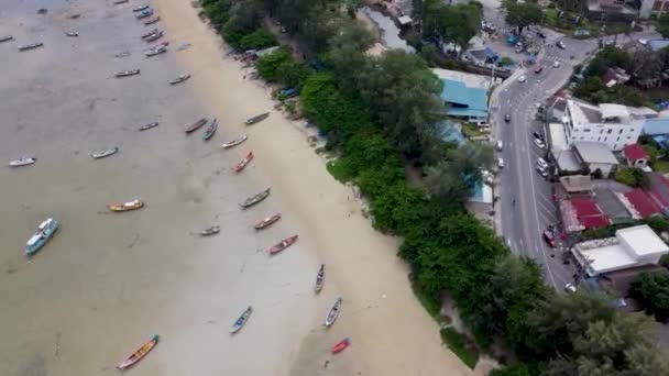 在泰国 当潮水退去时 摩托艇站在沙滩上 从无人驾驶飞机上俯瞰 — 图库视频影像