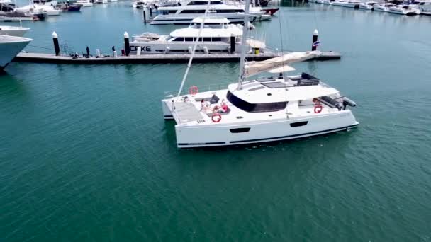 Catamaran Voile Quitte Lentement Port Plaisance Pour Une Croisière Sur Séquence Vidéo Libre De Droits