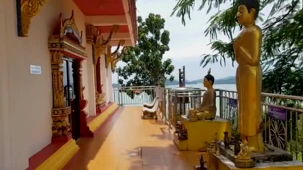 Berjalan Melalui Bangunan Sebuah Kuil Buddha Phuket — Stok Video