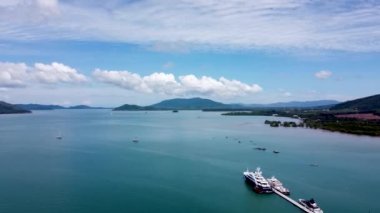 Phuket 'in kuzeyindeki deniz boğazı, yüksek bir yerden görünüyor.