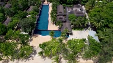 Okyanusun kıyısındaki otelin toprakları tropik bölgelerde, yukarıdan bir manzara.