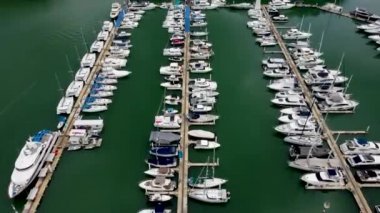 Yelkenli katamaranlar, motorlu tekneler ve yatlar yat limanında, yukarıdan görüş.