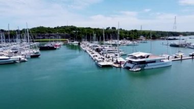 Yatlar ve katamaranlar, yelkenliler ve tekneler tropiklerdeki bir marinada, yukarıdan bir manzara
