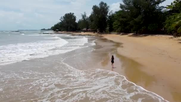 Dziewczyna Czarnej Sukience Biegnie Wzdłuż Plaży Fal Scena Plaży Widok — Wideo stockowe