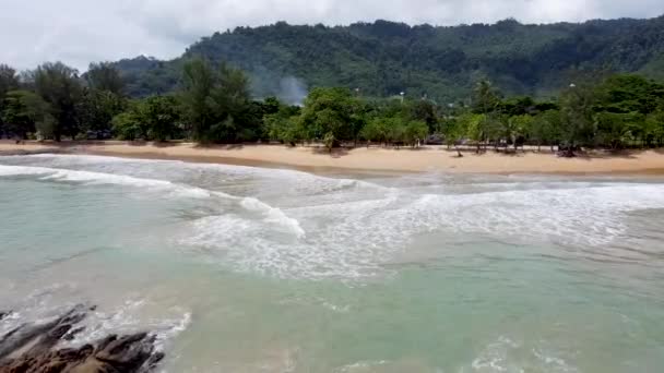 浪涌上岸 无人飞机接近海岸 — 图库视频影像