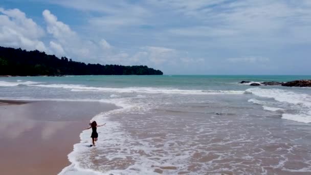 Una Chica Vestida Negro Corre Felizmente Por Playa Las Olas — Vídeos de Stock