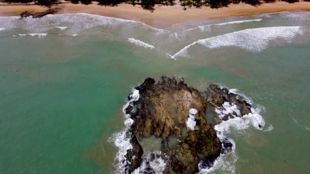 Παραθαλάσσια Κύματα Κυλούν Στην Ακτή — Αρχείο Βίντεο