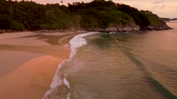 Pláž Tropickém Ostrově Natřena Červeně Vzhledem Západu Slunce Nad Mořem — Stock video