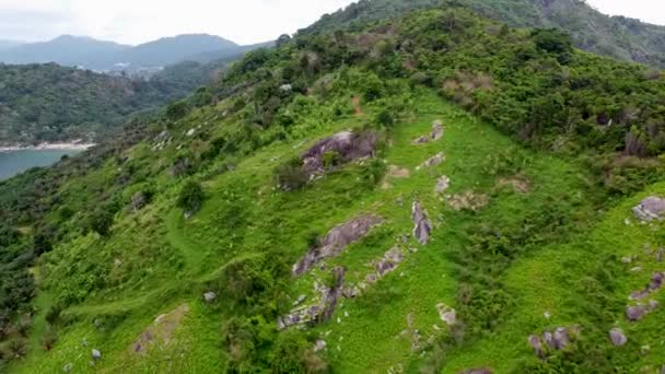熱帯で覆われた岩 植物で覆われた山 上からの眺め — ストック動画