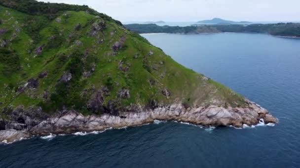 Dağ Yeşil Yapraklarla Kaplanmış Denize Dağlara Denize Drone Manzarasına — Stok video