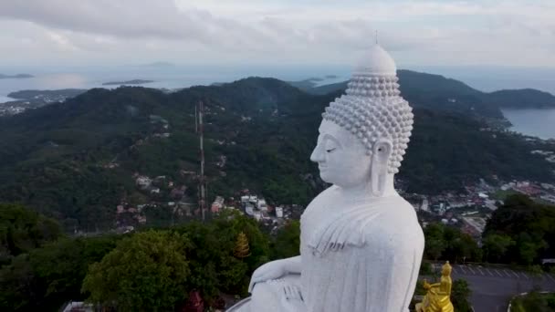 从大佛像的顶部俯瞰着普吉岛 从无人驾驶飞机俯瞰着 — 图库视频影像