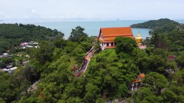 Ναός Ένα Βουνό Στο Πουκέτ Που Περιβάλλεται Από Ζούγκλα Θέα — Αρχείο Βίντεο