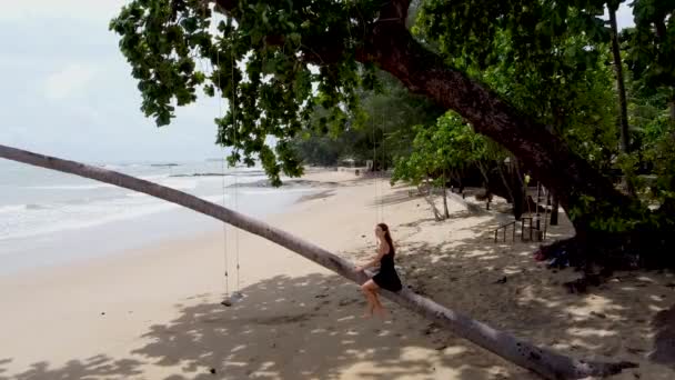 Bella Ragazza Posa Seduta Una Palma Una Spiaggia Tropicale — Video Stock