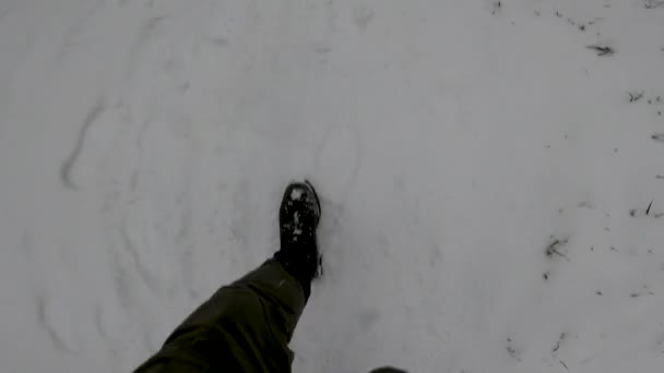 Vue Première Personne Homme Marche Dans Neige Bottes Filmant Ses — Video