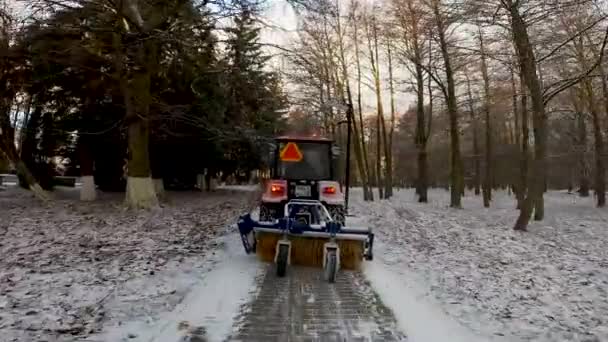 Snow Removal Equipment Cleans Paths Park Winter Tractor Drives Park — Stock videók