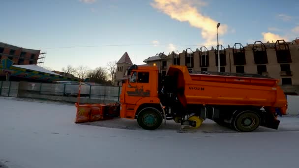 Snowblower Kamaz Cavalga Longo Aterro Limpando Calçada Neve — Vídeo de Stock