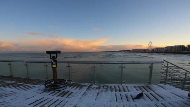 バルト海の冬の風景 雪の中の桟橋の端に双眼鏡 — ストック動画