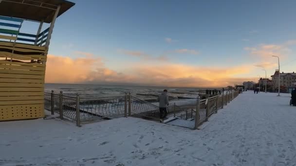 Der Kerl Läuft Frühen Morgen Die Böschung Entlang Treibt Winter — Stockvideo