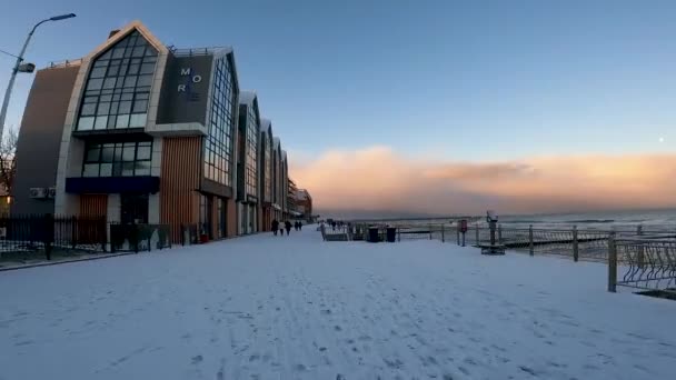 沿着白雪覆盖的海的长廊开车 — 图库视频影像