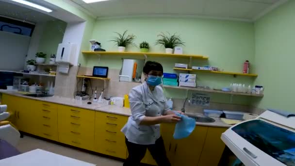 Adamın Biri Dişçinin Ofisine Girer Dişçi Koltuğuna Oturur — Stok video