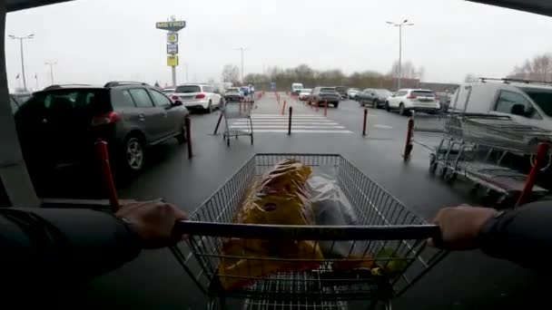 Homem Empurra Carrinho Supermercado Frente Dele Depois Fazer Compras Estacionamento — Vídeo de Stock