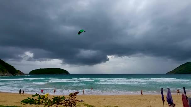 Phuket Tayland Temmuz 2020 Kumsalda Fırtınalı Hava Insanlar Deniz Kenarında — Stok video