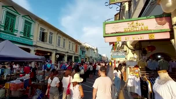 Lidé Pěší Ulici Phuket Town Ztuhli Při Poslechu Národní Thajské — Stock video