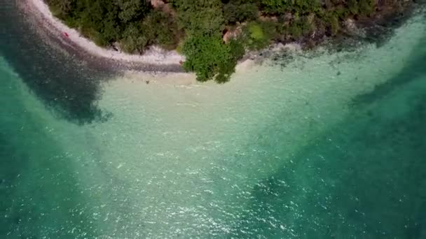 Αμμουδιές Στην Ακτή Ενός Μικρού Νησιού Μια Ζεστή Τροπική Θάλασσα — Αρχείο Βίντεο